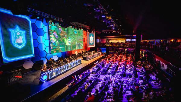 FaZe Clan 与 s1mple 对阵 Liquid 在 IEM Dallas 2025 小组赛中